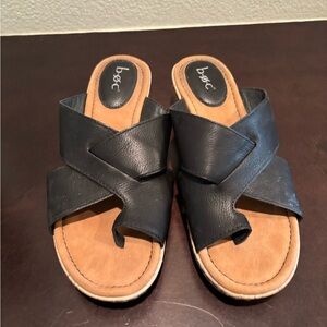 b.o.c. Women's Black Sandals with toe loop size 9 excellent condition 2” wedge